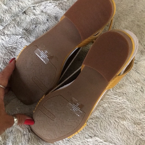 Yellow snake print woven ankle strap sandals 7.5 mustard python evolve NEW 🐍 - Picture 10 of 11